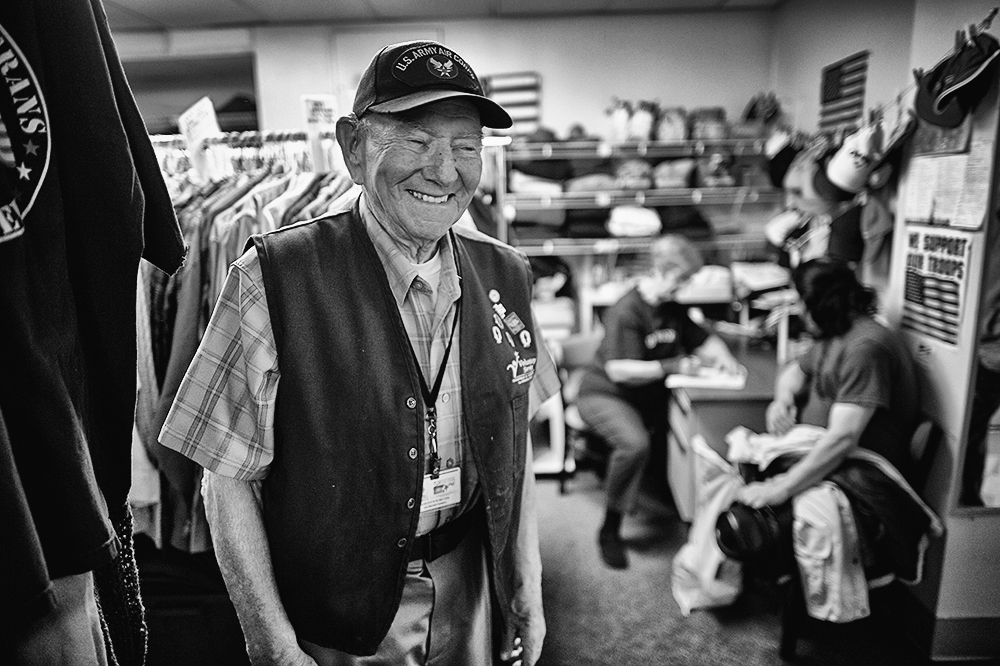 Mort Schecter and Wynn Van Citters help Navy veteran David Guilbeau pick out some clothing at the  Veterans Administration Sepulveda  Ambulatory Care Center, Wednesday, November 18, 2015. (Photo by Hans Gutknecht/Los <span id=
