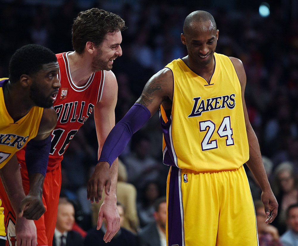 The Lakers’ Kobe Bryant #24 and former teammate the Bulls’ Pau Gasol #16 during their NBA game at the Staples Center in Los Angeles, Thursday, January 28, 2016.   (Photo by Hans Gutknecht/Los <span id=