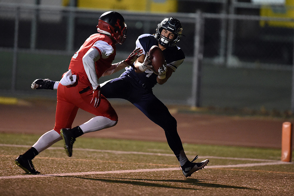 Sierra Canyon’s Dylan Tait #4 hauls in a touchdown catch as Pomona’s Darreon Lockett #5 defends during their CIF Southern Section Mid-Valley Division football semifinal at Granada Hills High School in Granada Hills, Friday, November 27, 2015. <span id=