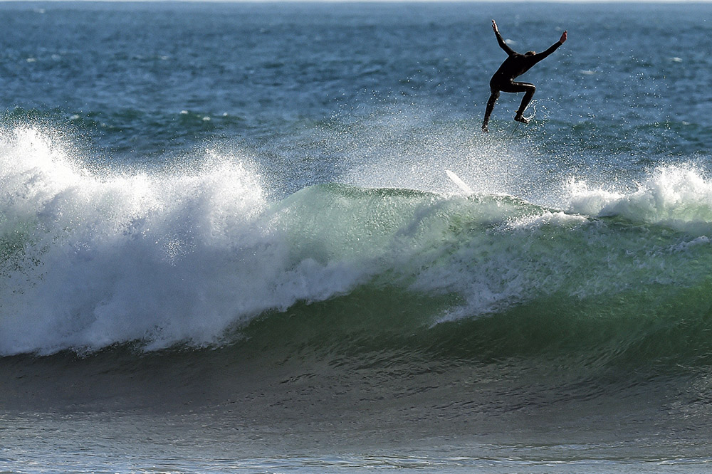 Surfers enjoy high surf in Ventura, CA, Monday, December 7, 2015. (Photo by Hans Gutknecht/Los Angeles Daily News)