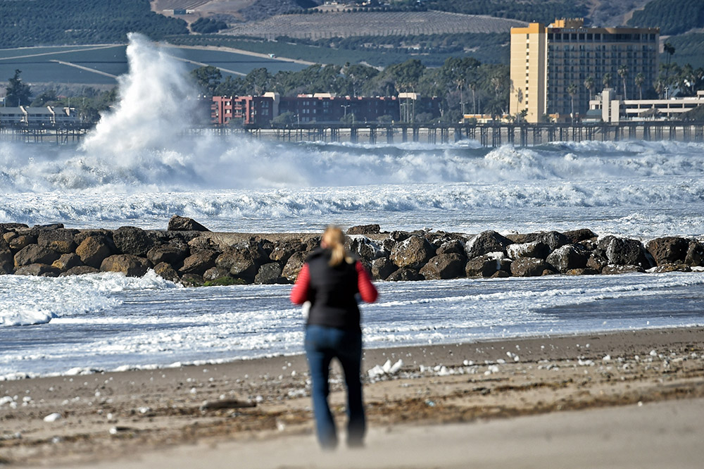 High surf pounds the Ventura shore, Friday, December 11, 2015. (Photo by Hans Gutknecht/Los Angeles <span id=