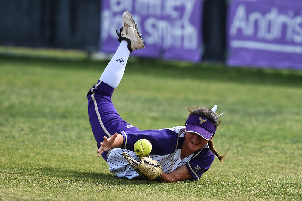 Valencia Alexis Genovese #18 makes a diving attempt on a deep fly ball during their game against Saugus at Valencia High School in Santa Clarita, Tuesday, May 3, 2016. (Photo by Hans Gutknecht/Los Angeles <span id=